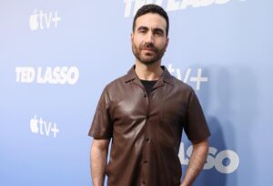 Brett Goldstein Instagram - Had a right laugh at the Ted Lasso Trivia Night with most of the greyhounds and the wonderful and can’t-keep-a-secret  @yvettenicolebrown. Thanks
@appletv! @ralph_goducks 
Grooming, heisting and brooming: @kerrieurban 
Styling excellence: @rosefordestudio 
Photographer: Eric Charbonneau @lestudiophoto
In charge of everything everywhere: @larissasaenz