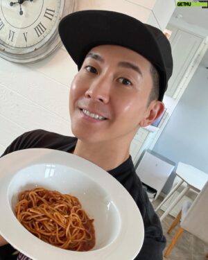 Brian Joo Instagram - #광고 #풀무원 #바릴라 #아티장 
오랜만에 피드에서 인사드리네요~ 요즘 제가 진짜 너~~~무 바쁘게 사는 요즘 집에서 간단히 해먹을수 있는 요 제품을 먹어보게 되었는데 혼자 먹기 아까워 여러분께 소개해 드립니다~~~
매일 먹어도 질리리 않게 소스와 면을 취향대로 골라먹을 수 있는 재밌는 파스타!!!
아티장에는 뽀모도로, 까르보나라, 아라비아따, 머쉬룸크림 4가지의 소스와 링귀니, 스파게티, 통밀스파게티, 푸실리 4가지의 면이 있어요.
제가 해먹은 조합은 통밀스파게티면 & 뽀모도로 소스예요!
통밀스파게티면은 아탈리에서 좋아하는 면의 식감이 그대로~ 너무 소프트 하면 그 오리지널 파스타 느낌은 없었을듯한데 요건 !!! 식감 good
소스는~토마토 맛이 풍부하고~ 간이 너무 잘 되 있어서~ 추가로 MSG 또는 추가 소스 필요가 없어요~
 
심지어 노워터 원팬(영어 아시죠?)으로 1분 30초만 불에 섞어주면 끄읏!
내 취향에 딱맞는 맛있는 간편파스타! 오늘 24일부터~29일까지 쿠팡에서 기획전을 하니까요 다들 아티장하세용💕💕
#브라이언#추천#파스타#아티장파스타#원팬파스타#홈파스타#간편식추천#커스텀#커스터마이즈#초간단레시피