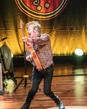 Brian Setzer Instagram - What a night at @theryman 🎸🔥

📷: @sooze.photo
