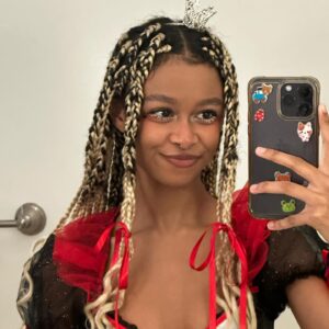 Brianna Reed Instagram - now who tf is painting my roses red
♥️♣️🌹♠️
(i am dressed as the FAIRYTALE CHARACTER from the BOOK)