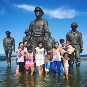 Bridgette Dunning Instagram - Picnic Day at MacArthur Park w/ @mojojoip and new friends #tacloban  #volunteerforvisayans #pamilya #malipayon