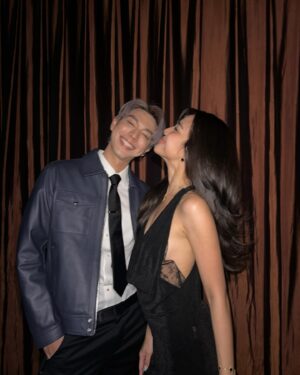 Bright Norraphat Vilaiphan Instagram - โหดมันฮา ดราม่าเข้มข้น ตลกขี้แตก ฝากด้วยงับ 🫡😘
@boss 
#LoveLesson010
#onedoriginal 
#onedoriginalpresscon
