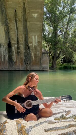 Brisa Fenoy Instagram - Sirena de río 🪶 @sach_atelier @wildmgmt @victormaresco @julcruz_ @kettelatelier