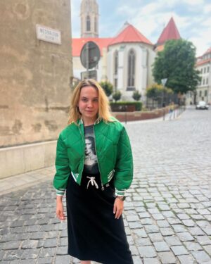 Broňa Kováčiková Instagram - Toľko chvál za hodinu som už dlho nedostala! Čo urobí jedna bunda! Ha! Ale aká! Najviac som happy, ďakujem. Moja osobnosť je týmto kúskom absolútne vystihnutá. Ďakujem @modami.sk 💚

#modami #green