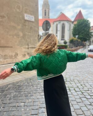 Broňa Kováčiková Instagram - Toľko chvál za hodinu som už dlho nedostala! Čo urobí jedna bunda! Ha! Ale aká! Najviac som happy, ďakujem. Moja osobnosť je týmto kúskom absolútne vystihnutá. Ďakujem @modami.sk 💚

#modami #green