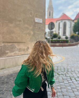Broňa Kováčiková Instagram - Toľko chvál za hodinu som už dlho nedostala! Čo urobí jedna bunda! Ha! Ale aká! Najviac som happy, ďakujem. Moja osobnosť je týmto kúskom absolútne vystihnutá. Ďakujem @modami.sk 💚

#modami #green