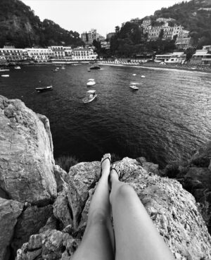 Broňa Kováčiková Instagram - Find one thing that connects these photos…

that element is necessary…🌊

the best you can achieve is to get to know the world.