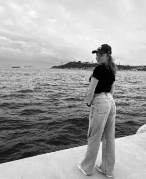 Broňa Kováčiková Instagram - Find one thing that connects these photos…

that element is necessary…🌊

the best you can achieve is to get to know the world.