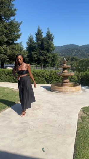 Brooke Thomas Instagram - WHAT A TIME celebrating my girl @akilahreleford in Ojai yesterday! Why do I feel like I went to Vegas?! I’m so sleepy!!

Top and skirt are both @zara 
Shoes are @monikachiangshoes