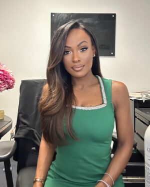 Brooke Thomas Instagram - 💚

Dress: @karen_millen