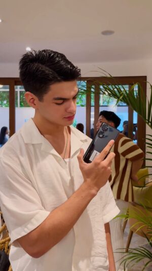 Bruce Roeland Instagram - Meet the HONOR 90 5G - your academic sidekick with a powerful 200MP Flagship Camera! 📸 Say goodbye to eye strain and hello to seamless performance, because this has top 1 revolutionary eye protection technology!

Embrace the ultimate device for students who mean business. 💼🌟 Catch the LIVE on August 15, 7PM: https://bit.ly/200MPFlagshipCamera

#HONOR905G
#200MPFlagshipCamera
#RevolutionaryEyeProtection