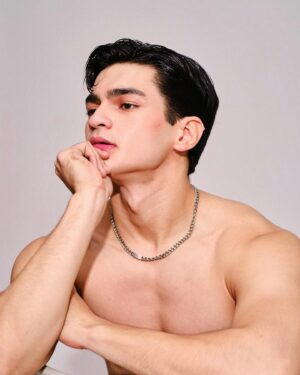 Bruce Roeland Instagram - bday boy 

raw photo: @dookieducay 
styling: @thequilangmiguel 
mu: @angelinedelacruz_ 
studio: @adastrastudio.ph