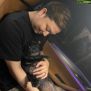 Bruce Sirikorn Kananuruk Instagram - ซุปเปอร์ วาเลนไทน์ - ลันลันลา ลันลันลา 🤣❤️🤟🏻 #loveyou