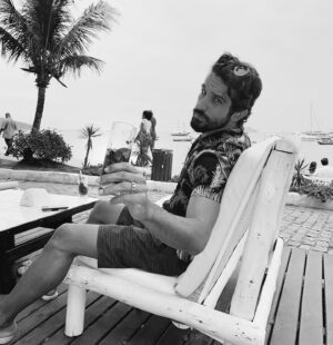Bruno Bevan Instagram - Que ao menos ainda possamos brindar as coisas boas! Cheers folks!