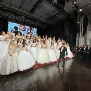 Bruno Bevan Instagram - Que honra fazer parte do baile das flores, 104 anos de tradição! Viva Belém do Pará.