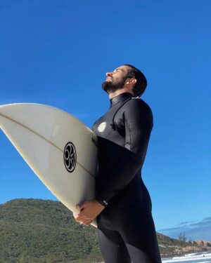 Bruno Bevan Instagram - Tempos de sol, frio e uma boa sessão no mar! #needed