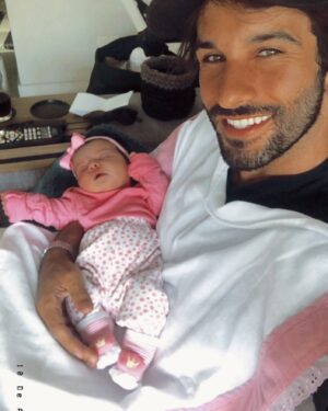 Bruno Bevan Instagram - Ser seu Dindo me faz te olhar de uma forma única, todo amor que já existia ficou ainda maior. Lindeza, eu estou aqui por vc! #SophieBevan