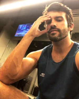 Bruno Bevan Instagram - Motivação para o domingo, bora! #workout 💪🏼