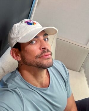 Bruno Carvalho Alcantara Instagram - While I wait… 

#waitingroom #silly #lgbtq #pridemonth #waiting #brunoalcantara #itnotthatserious #behappy #selfie