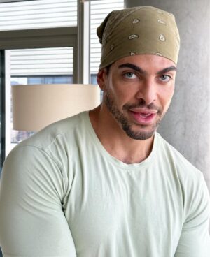 Bruno Carvalho Alcantara Instagram - Guess my favorite color? 💚

#green #greening #brunoalcantara #lgbtq #bandana #picoftheday #losangeles