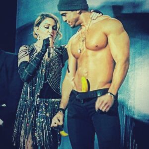 Bruno Carvalho Alcantara Instagram - A banana! 🍌

#unapologeticbitch #amsterdam #thequeen #madonna #rebelhearttour #bruyes