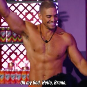 Bruno Carvalho Alcantara Instagram - Catch me on the brand new episode of #HouseOfLaughs now streaming on @wowpresentsplus✨

#brunoalcantara #lgbtq #standup #comedy #bartender