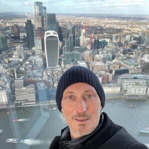 Bruno Gouery Instagram - Thank you London for the warm and magnifique welcome…

🌹 🦁 🎸🍻 ✨

📸 @thenastybaker_photography 

#london 
#actor 
#rollingstones 
#soho 
#shard