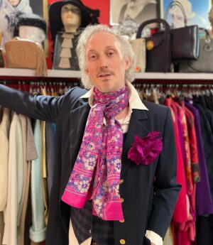 Bruno Gouery Instagram - Springtime !

Merci @parisfashionvintage pour ce look… dandy…

Parisfashionvintage - 68 Bld de Port-Royal - Paris V
Amazing place !! 

Livia, you rock !!!
🌺 🪡 🍾 💛💙❤️ 🤩

#paris#parisianstyle#menfashion#parisfashionvintage#vintage#secondhandfashion#actorlife#casting#dandy#peace#flowerpower#springtime