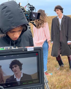 Bruno Montaleone Instagram - @perdidafilme estreia hoje nos cinemas e eu gostaria de dizer algumas coisinhas aqui:

Para as ávidas leitoras de Perdida e do universo de Carina Rissi, não pensem nem por um segundo que não sabíamos da responsabilidade que nos foi dada. Em todas as instâncias do filme, todo profissional estava hiper empenhado em dar o seu melhor, foi um mergulho conjunto nesse universo pra trazer essa história fantástica pros cinemas. 
E claro, para nós atores, Perdida é um prato cheio, apenas um louco faria pouco caso desse personagem. Ian Clarke foi um dos maiores desafios da minha carreira. Foi tudo que eu sonhei que cinema fosse e um pouco mais. Cada pingo desse personagem foi pensado e discutido. É engraçado pensar que na preparação, nos enchemos de referências, trejeitos, poemas, pensamentos, objetivos, para chegar na hora da filmagem e estar completamente esvaziado, onde o personagem desabrocha e apenas é. Essa sensação é uma das minhas preferidas.
Seria impossível falar sobre esse filme sem saudar minha amada @gigigrigio . Agora podemos dizer, nossos surtos valeram a pena 🫨. Saudo a grande atriz e o lindo caminho que ja percorreu e percorrerá, ganhei mesmo uma parceira pra toda a vida. E obrigado é claro por me zuar a todo tempo no set, eu não aguentava mais ser essa pessoa sozinho, e é claro, pelos Mrs Blakes, Ding, Ian Cracks e afins.

@tubaldinishelling só você sabe o quanto batalhou pra esse filme nascer, e foi uma honra estreiar com você! Não poderia ser mais grato!

@katherinechediak @deanwlaw thanks for all the generosity guys, I would never make it without you! They better show Perdida in all cinemas in Australia!

Por fim e não menos importante, agradeço aos meus amados parceiros de cena @biaarantes @dimontez @natufalcao @orafacoimbra @lapena @lourisinhafernandes @lucinhalinsoficial @golden.dadiva @sergio_malheiros @lucianapaesviva e toda a equipe, foi muito bom estar com vocês e me sinto verdadeiramente honrado.

Por fim, se chegastes até aqui, vos convido a assistir Perdida nos cinemas, tenho certeza que vão se apaixonar por essa história

É um prazer lhes ser útil 🛐