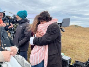 Bruno Montaleone Instagram - @perdidafilme estreia hoje nos cinemas e eu gostaria de dizer algumas coisinhas aqui:

Para as ávidas leitoras de Perdida e do universo de Carina Rissi, não pensem nem por um segundo que não sabíamos da responsabilidade que nos foi dada. Em todas as instâncias do filme, todo profissional estava hiper empenhado em dar o seu melhor, foi um mergulho conjunto nesse universo pra trazer essa história fantástica pros cinemas. 
E claro, para nós atores, Perdida é um prato cheio, apenas um louco faria pouco caso desse personagem. Ian Clarke foi um dos maiores desafios da minha carreira. Foi tudo que eu sonhei que cinema fosse e um pouco mais. Cada pingo desse personagem foi pensado e discutido. É engraçado pensar que na preparação, nos enchemos de referências, trejeitos, poemas, pensamentos, objetivos, para chegar na hora da filmagem e estar completamente esvaziado, onde o personagem desabrocha e apenas é. Essa sensação é uma das minhas preferidas.
Seria impossível falar sobre esse filme sem saudar minha amada @gigigrigio . Agora podemos dizer, nossos surtos valeram a pena 🫨. Saudo a grande atriz e o lindo caminho que ja percorreu e percorrerá, ganhei mesmo uma parceira pra toda a vida. E obrigado é claro por me zuar a todo tempo no set, eu não aguentava mais ser essa pessoa sozinho, e é claro, pelos Mrs Blakes, Ding, Ian Cracks e afins.

@tubaldinishelling só você sabe o quanto batalhou pra esse filme nascer, e foi uma honra estreiar com você! Não poderia ser mais grato!

@katherinechediak @deanwlaw thanks for all the generosity guys, I would never make it without you! They better show Perdida in all cinemas in Australia!

Por fim e não menos importante, agradeço aos meus amados parceiros de cena @biaarantes @dimontez @natufalcao @orafacoimbra @lapena @lourisinhafernandes @lucinhalinsoficial @golden.dadiva @sergio_malheiros @lucianapaesviva e toda a equipe, foi muito bom estar com vocês e me sinto verdadeiramente honrado.

Por fim, se chegastes até aqui, vos convido a assistir Perdida nos cinemas, tenho certeza que vão se apaixonar por essa história

É um prazer lhes ser útil 🛐