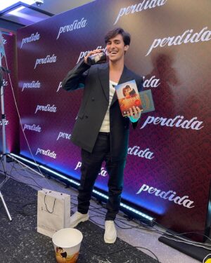 Bruno Montaleone Instagram - Ontem foi tanta coisa que mal cabe num post só. Momentos da pré-estreia de Perdida que estreia dia 13 de julho em todos os cinemas do Brasil. Muito obrigado a todo os envolvidos, desde quem ajudou esse sonho a se tronar realidade a quem sonhou junto com a gente! 
.
 Style: @thiagobiagi 🖤