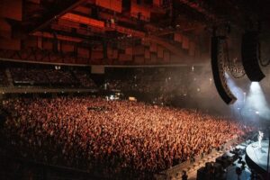 Brunori Sas Instagram - Bologna ieri sera: serve didascalia?
@unipolarena
@picicca_
@vivoconcerti 
@umitalia
@islandrecords_it 
@goigest 
@rtl1025 
@spotifyitaly