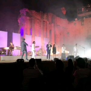 Brunori Sas Instagram - Il bene che gli voglio, non potete capire.

Ieri sera al Teatro Greco di Taormina, ospite del concerto di @colapesce e @dimartinoofficial, insieme a tanti amici @carmenconsolimusic @rappresentantelista @erlendoye1975 @daviderossimusic