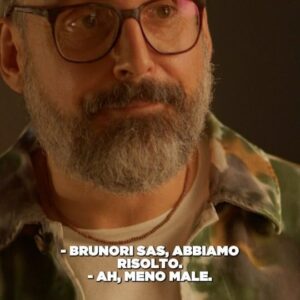 Brunori Sas Instagram - @auroraleone come direbbe Jannacci, possiede naturalmente il dono della portanza comica. Ve ne accorgerete guardando "Una famiglia a pretesto" disponibile ora su @primevideoit. Ovviamente scrivo questo perché Aurora, rischiando di perdere la cittadinanza, ha scelto la canzone di un non napoletano come sigla e non contenta ha voluto anche rimpolpare la mia fulgente carriera di miglior non-attore protagonista. Il ruolo che più mi si confà. Insomma viditivillu, ché merita. Abbrazz.