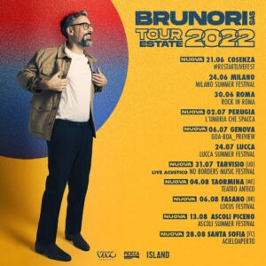 Brunori Sas Instagram - Siamo fatti per la maggior parte d'acqua
La mia si era ghiacciata
Come una bottiglia dimenticata
Nel terzo cassetto del congelatore
Per fortuna e senza troppe parole
Ho aperto le mie vecchie vetrate
La signora di fronte mi ha detto
felice:
"È arrivata di nuovo l'estate"

Dopo il tour nei palazzetti a Maggio suoneremo anche questa estate. 
Sarà un bel viaggio. Qui il calendario completo. 
Prevendite aperte da lunedì alle ore 12.00
D.
@vivoconcerti @islandrecords_it @picicca_