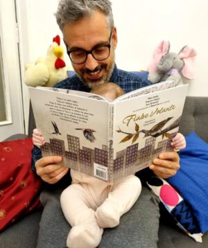 Brunori Sas Instagram - Quelle che Fiammetta tiene fra le manine sono le "Fiabe Volanti", favole musicali frutto della maestria di zio @mirko_onofrio
Francesco Caligiuri e Luca Garlaschelli, illustrate da Carmelo Petronio, edito da #RadioCoop e in uscita oggi su @ibs.it
Il suo giovane padre (in foto col sorriso da bonzo, tipico del giovane padre) vi ha collaborato prestando la sua voce narrante, rinomata per la dizione impeccabile e buttando giù le "tordine", rime alate sulle peripezie di un tordo in fila. E con questa direi che il tema volatili e fanciullini può dirsi concluso. 
Da ora in poi solo malvagità. Baci.
D.
#FiabeVolanti