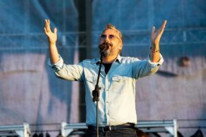 Brunori Sas Instagram - Emma è generosa, verace, nazionalpopolare nell'accezione migliore del termine. Canta con quanta voce ha in gola, balla, ride, si commuove. In bilico fra quella genuina cazzimma del Sud e una fragilità mostrata senza pudore. Non sorprende che il pubblico si specchi in lei, in questa sua urgenza di mostrarsi per quello che è, di essere fino in fondo autentica. E forse alla fine è proprio questo che si cerca sul palcoscenico reale, come in quello della vita: "la più gran pena possibile per diventare se stessi prima di morire." Contento di aver condiviso Campovolo e tutta questa bella umanità con lei. Grazie @real_brown 
@_una.nessuna.centomila_
Foto @francescoprandoni
@lucabrunetti_photo