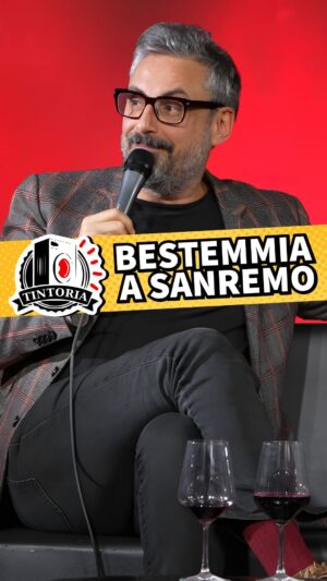 Brunori Sas Instagram - Tintoria 196 feat. @brunorisas è online.

Con Dario Brunori, detto anche “l’Al Bano dell’indie”, abbiamo discusso i criteri di ammissione all’Associazione Italiana Cantautori, i vantaggi dell’usare i bambini nelle canzoni, soprattutto a Sanremo, e delle insidie del Festival.

Dario ha condiviso i suoi primi passi nel mondo della #musica e di come finì per scrivere la colonna sonora di ’Gino il pollo’, una serie animata creata da Andrea Zingoni dei Giovanotti Mondani Meccanici.

Abbiamo poi parlato della sua Calabria, baluardo anticapitalistico inconsapevole e futuro traino del paese, del Palio di Siena come sfogo sociale, di canzoni dedicate a Brandon di Beverly Hills, ma anche di reflusso gastroesofageo e gioia di vivere.

Tintoria è il podcast di @sandanieletinti e @grandiraponi co-prodotto da @thecomedyclub.it disponibile su #YouTube e tutte le piattaforme audio con @onepodcast_

#TintoriaPodcast #Podcast #PodcastItalia #Podcastita #Onepodcast #BrunoriSas #DarioBrunori #Sanremo #Sanremo2024 #sanremofestival #Calabria #Siena #BeverlyHills #DanieleTinti #StefanoRapone #THECOMEDYCLUB