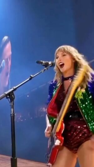 Bryan Adams Instagram - Flashback to belting "Summer of 69" with the incredible @taylorswift on her 2018 Reputation tour in Toronto.
Good times. 🎤 🎶 Loving the new edition of 1989! #Sohappyithurts