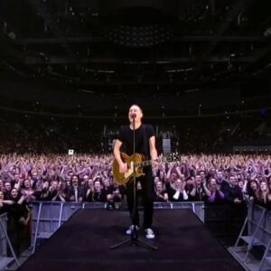 Bryan Adams Instagram - New video of “I’ve Been Looking For You” is on YouTube. Filmed live in Poland in December on the #sohappyithurts tour! #ivebeenlookingforyou