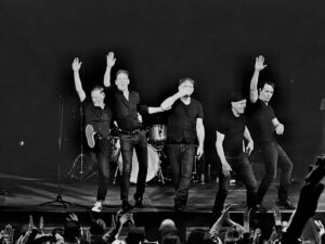 Bryan Adams Instagram - Paris j’adore! Merci d'être venu, c'était une nuit merveilleuse. Veuillez m'excuser pour mon français, j'essaie ! Bisous ❤️