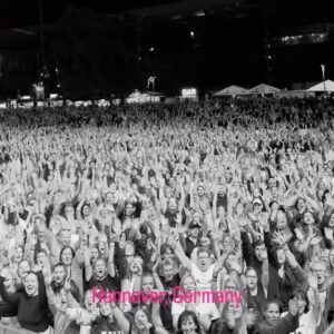 Bryan Adams Instagram - Super rocking night in Hannover!🤘🏻jamesarthur opened the show #sohappyithurts