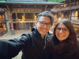 Bryan Dechart Instagram - Shakespeare’s “Globe Theatre” in London 🇬🇧 w/ @amelia_rose_blaire before #MCMComicCon this weekend!
Two theater nerds having a great time exploring this beautiful city!
.
This is a faithful reconstruction of Shakespeare’s theater from the end of the 1500’s which produces classical and contemporary plays year round.