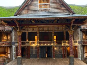 Bryan Dechart Instagram - Shakespeare’s “Globe Theatre” in London 🇬🇧 w/ @amelia_rose_blaire before #MCMComicCon this weekend!
Two theater nerds having a great time exploring this beautiful city!
.
This is a faithful reconstruction of Shakespeare’s theater from the end of the 1500’s which produces classical and contemporary plays year round.