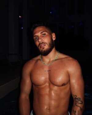 Bryan Dubois Instagram - night vibes 👋🏼😎