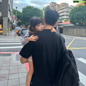 Bryan Shu-Hao Chang Instagram - 小時候因為父母的忙碌，比較多的印象是哥哥牽著我過一個個馬路上下學，那些片段一直深藏我心。
或許這只是一件很小的事情，但不知道為什麼長大之後，每每跟哥哥過馬路，我都會想到那些畫面，然後看看他，看著看著就笑了～

答應過芝麻會接她下課，是因為我知道這是很有影響力的事情，讓自己知道，你永遠不會是一個人。錢可以做到太多事情，但做不到植入回憶。能在茫茫人海中相遇，我想要成為你心中能依靠的大樹。乾爹什麼都不缺，只缺這段感情的完整！
在不久的將來，他肯定會記得我接她下課，抱著她去公園玩。等我老了，換她陪我去公園散步，走著走著～看著看著，然後我們都笑了～

被她偷親又剛好被 @whatjayjay 拍到，今年的生日禮物也太早送了吧！