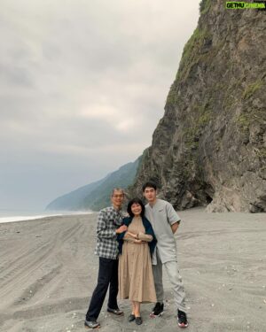 Bryan Shu-Hao Chang Instagram - 孝順，一直是我最在乎的事情。
爸爸從小就跟我跟哥哥說，如果你們不能體會媽媽是多麽辛苦的懷胎十個月生下你們，拉拔你們長大，未來的你們也不會懂要帶著怎樣的愛去撫養你們的小孩。
你們長大開始談戀愛之後，本就該好好疼惜每一個女孩，他們都是另一個家庭的寶貝，但也不要忘了，有個這輩子只把你們當寶貝的女人，你們有沒有也同樣的對她貼心？！
我母親不喜歡有空的時候吃一餐飯，或是睡前醒來打個招呼然後就消失，她不要這種形式上的，她說那你們乾脆就忙你們的沒關係！
後來的我出門吃到好吃的會記得買給她，看到好看的戲會推薦給她，幫她安排做臉、整脊，有放假帶她跟爸爸出門走走，她要的母親節是放在心上的每一個時刻。
想跟女孩們說，每天只知道跟妳約會的另一半固然當下很浪漫，但如果不怎麼孝順，你也要思考，總有一天妳也會成為母親，而不曾孝順的他又怎麼會知道要疼愛成為母親的妳～當然啦！沒打算生的就當我廢話了～～
母親節快樂，每一位有孩子包括有毛小孩的妳們！