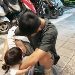 Bryan Shu-Hao Chang Instagram - 要有哪些條件才能當孩子王？！
當他們的遊樂場～
同時上健身房～
再來個表演課～