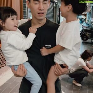Bryan Shu-Hao Chang Instagram - 要有哪些條件才能當孩子王？！
當他們的遊樂場～
同時上健身房～
再來個表演課～