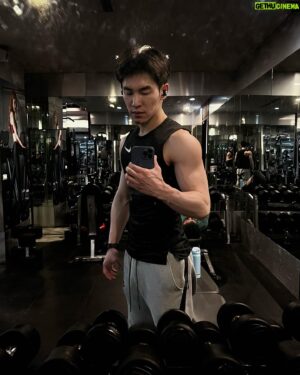 Bryan Shu-Hao Chang Instagram - 這陣子堅持不亂跑宅起來，唯一也最常去的地方依然是健身房，除了能為體態多努力一點之外，也希望有更健康的身體能抵抗疫情。

然後就被朋友開玩笑嗆說啊這麼常去結果就剛好在健身房被傳染怎麼辦……恩，當下差點這隻手就克制不住了～沒有啦！

但對我來說，至少我不是因為玩樂亂跑而染疫，是為了一個目標跟健康。

但還是祝福大家能不中就不中，中了也輕症然後終生免疫！
